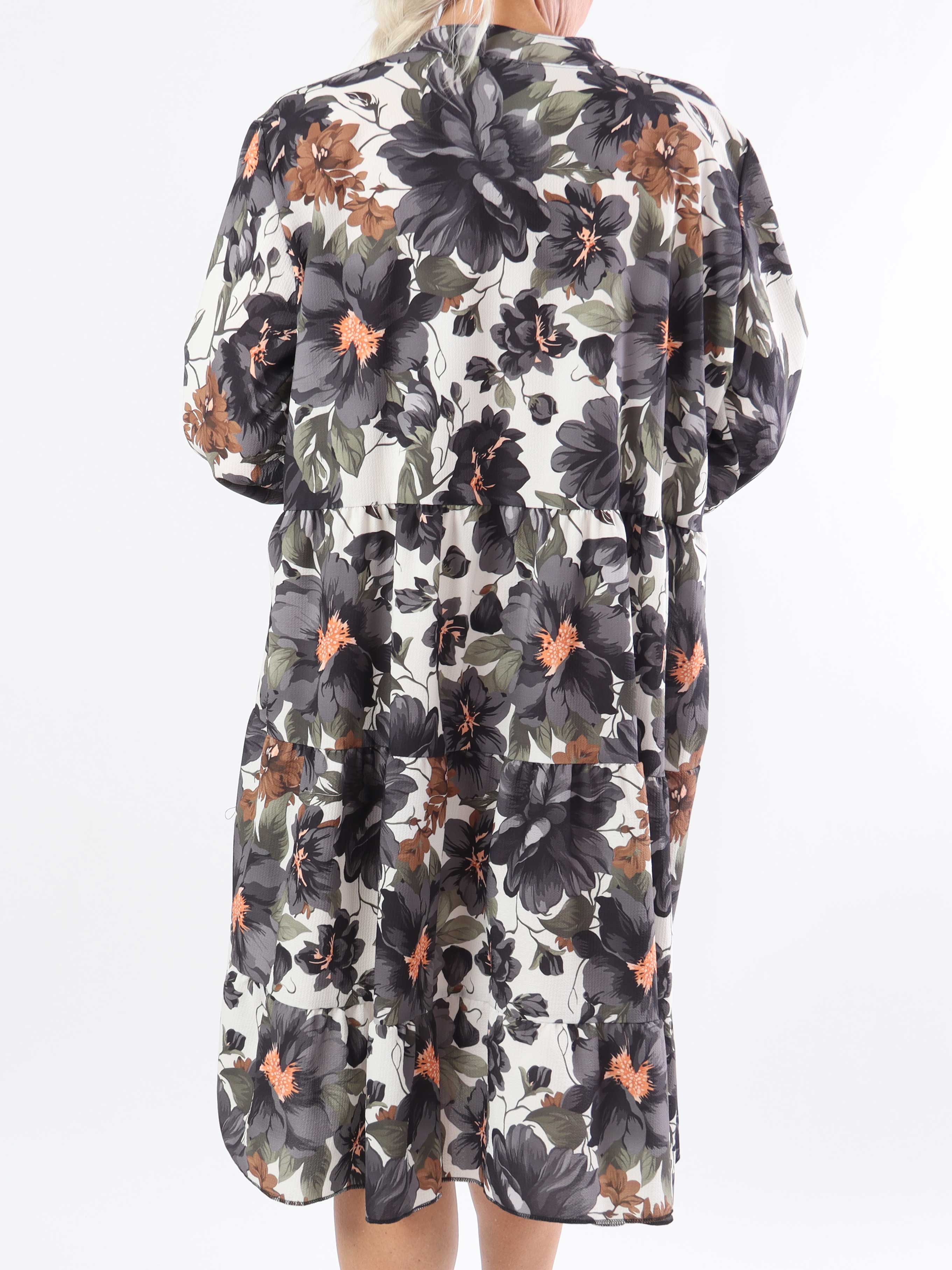 Flower Dress - Sød blomstret plus size kjole med lag på lag look